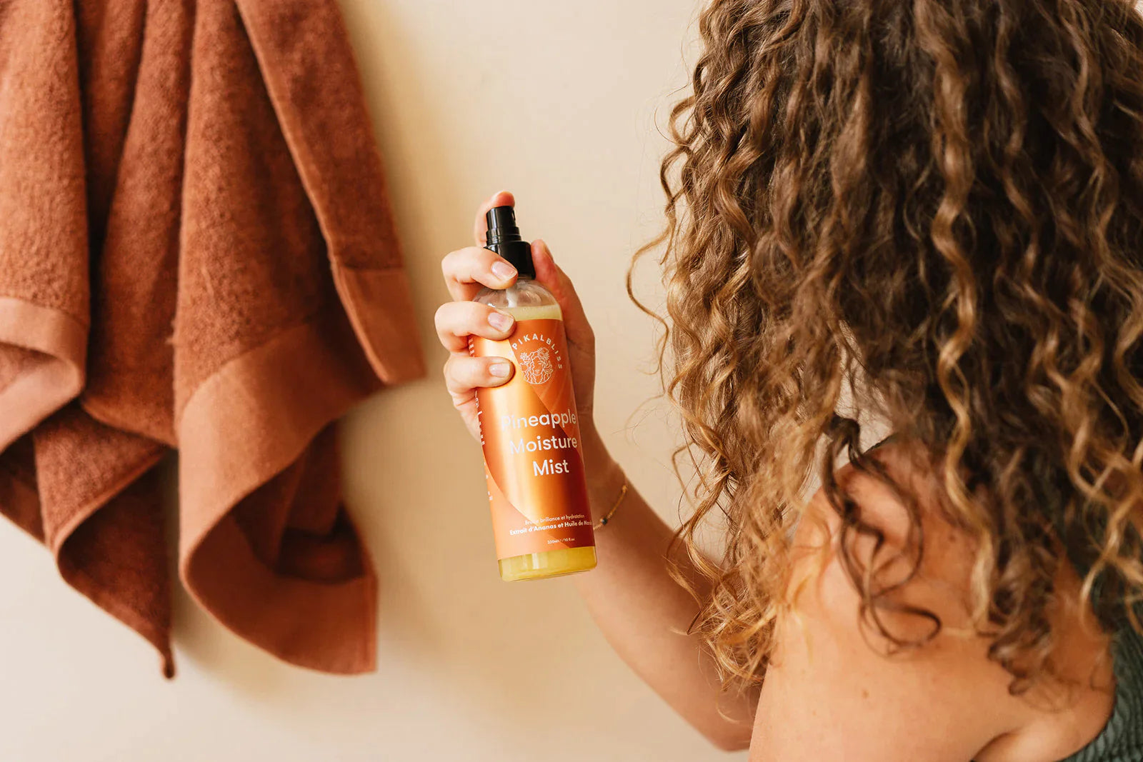 3 recettes DIY de sprays hydratants sans rinçage pour cheveux bouclés – La  Belle Boucle