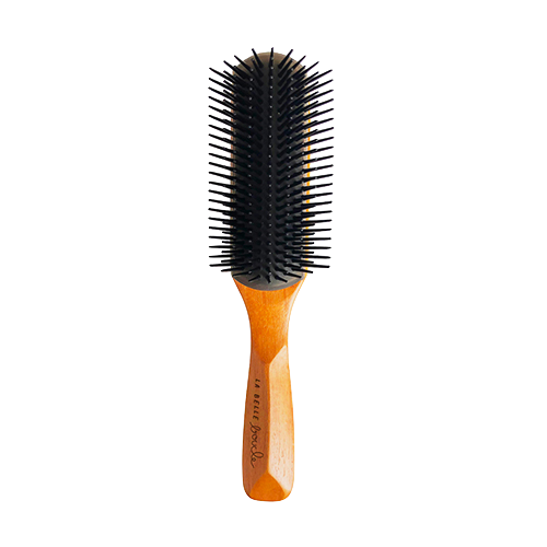 Peigner ou brosser les cheveux bouclés : démêlage, volume et sébum