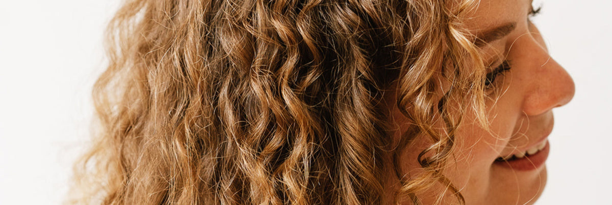 Cheveux bouclés été