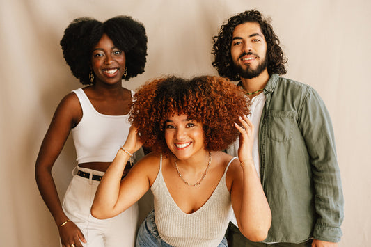 Trois personnes aux cheveux texturés