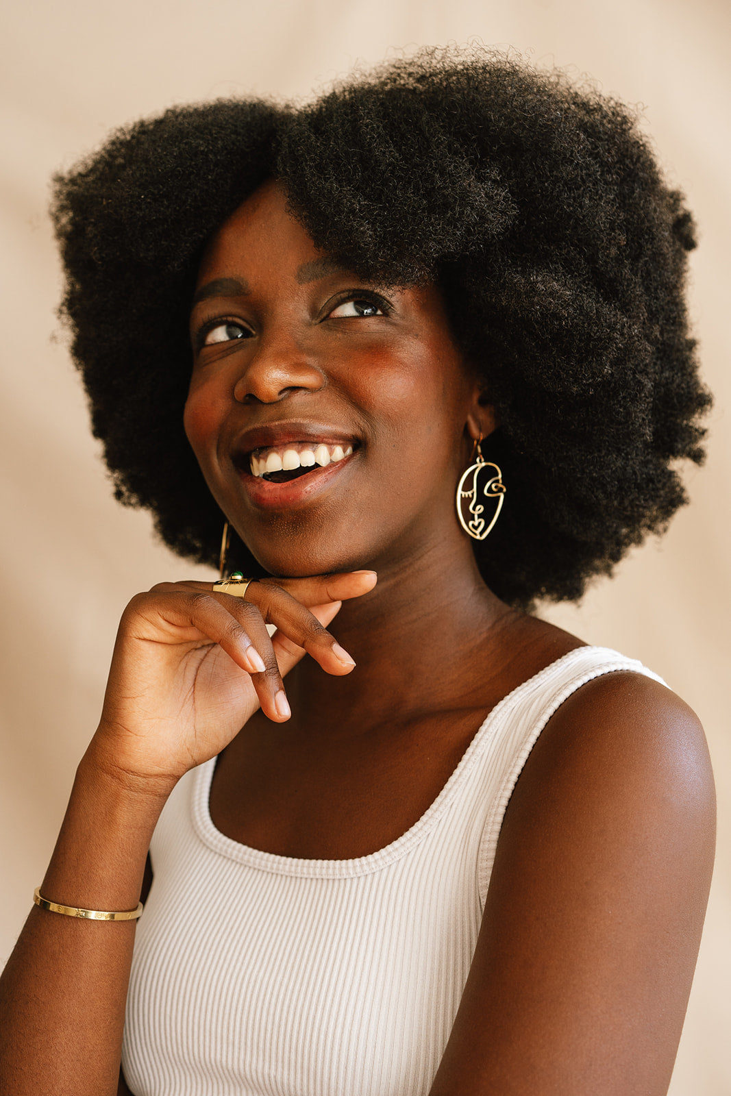 Femme avec des cheveux crépus