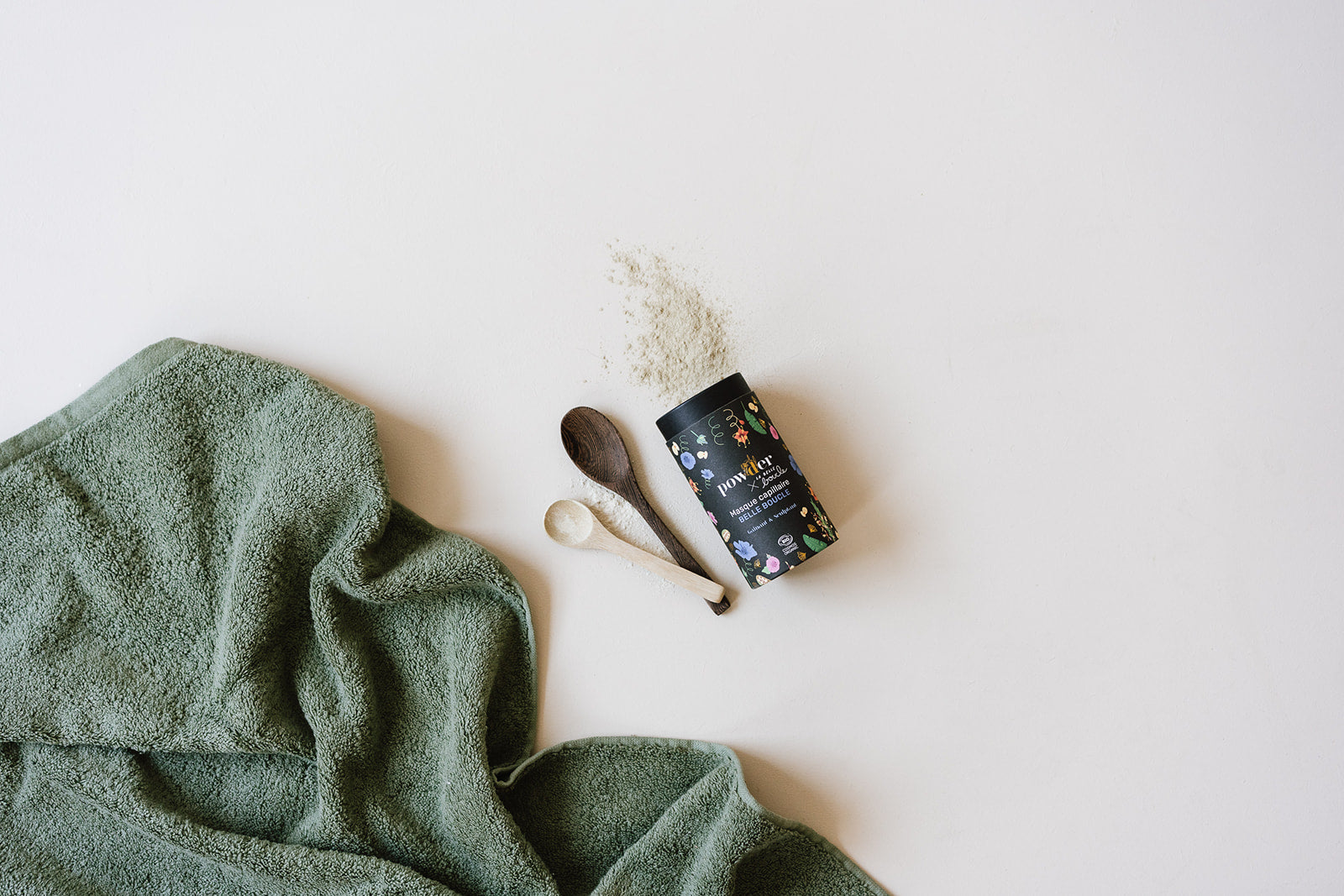 Poudres ayurvédiques : leurs bienfaits pour vos cheveux bouclés