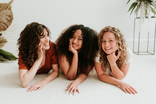 Femmes aux cheveux bouclés et frisés