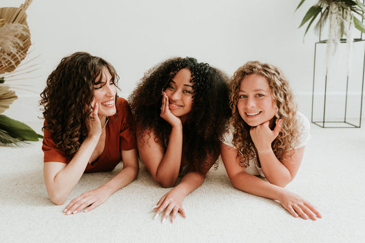 Femmes aux cheveux bouclés et frisés