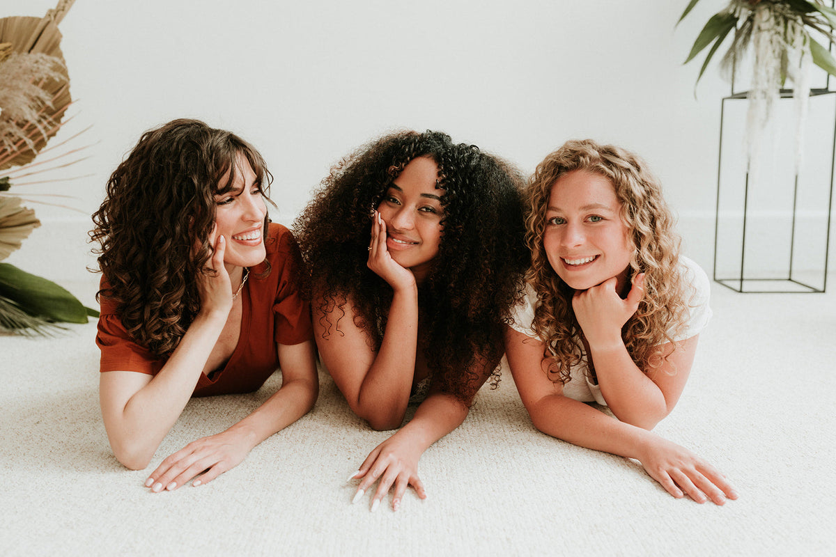Femmes aux cheveux bouclés et frisés