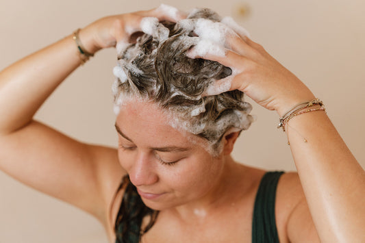 Quel shampoing naturel pour cheveux bouclés ? – la belle boucle