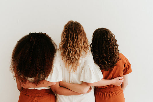 Femmes aux cheveux bouclés