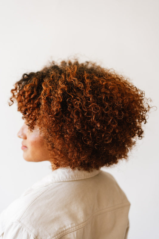 La routine naturelle pour laver, soigner et coiffer les cheveux frisés