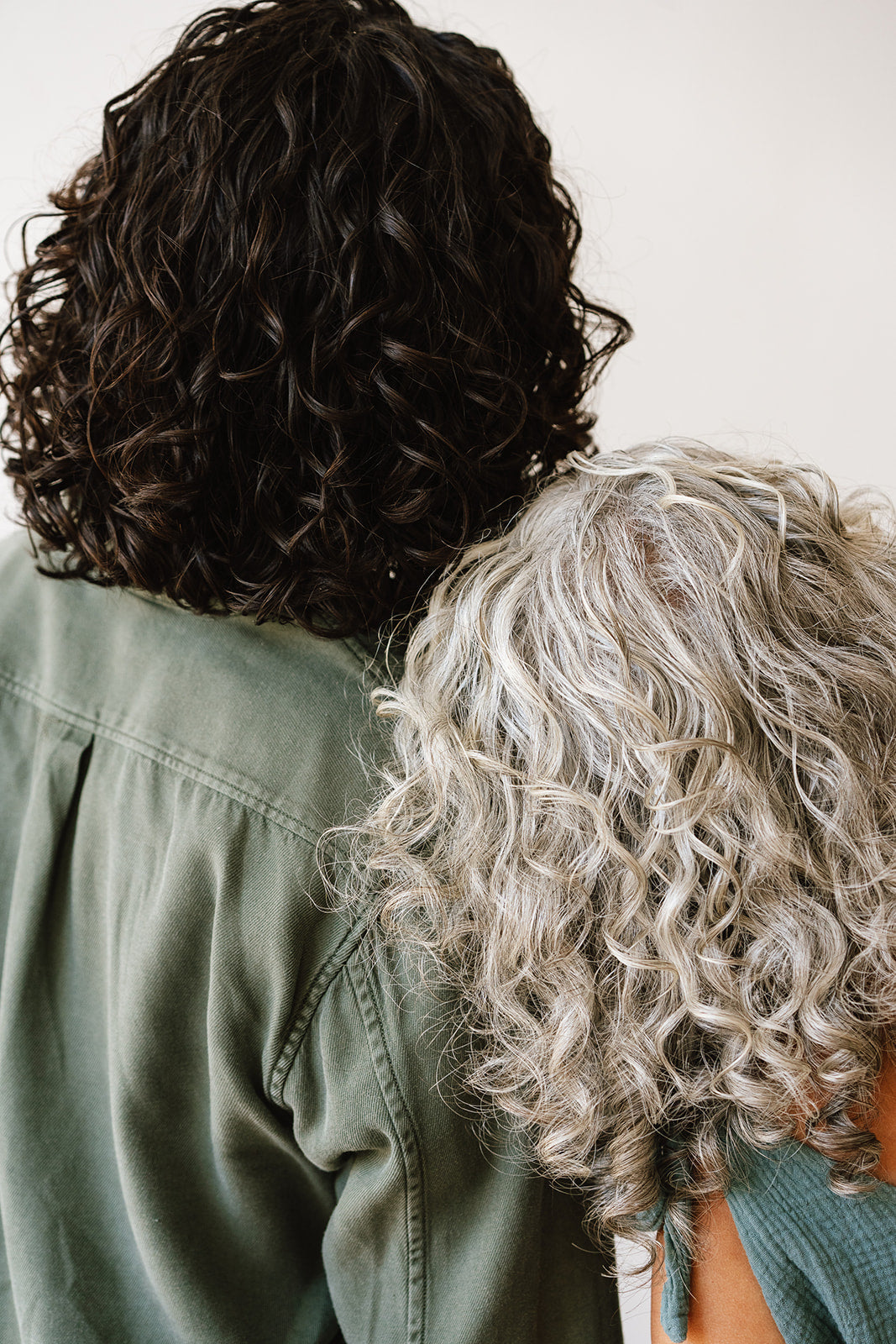 Transition capillaire des cheveux bouclés : le guide complet