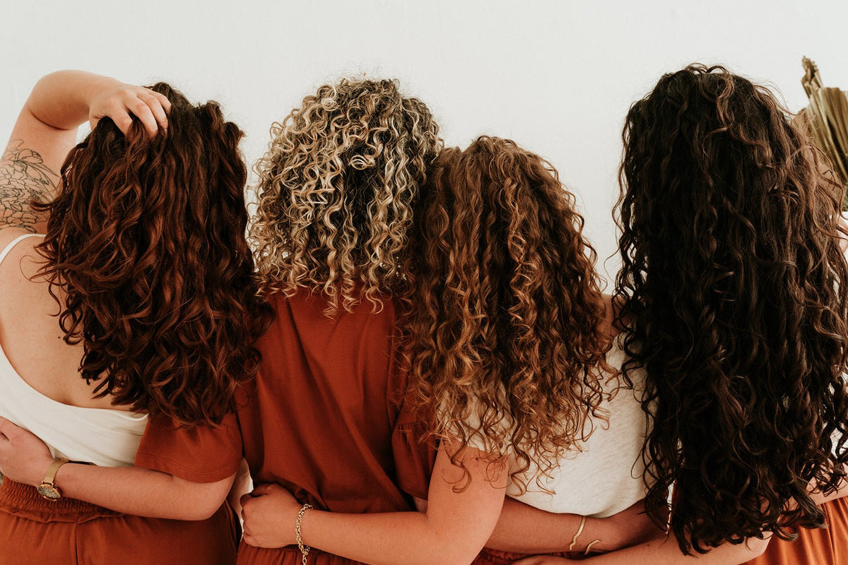 Cheveux bouclés colorés : entretien et soins