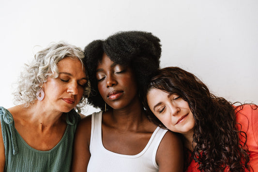 Trois femmes aux cheveux texturés