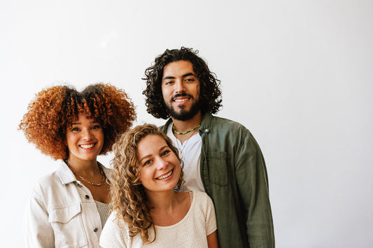 Cheveux bouclés, la routine capillaire naturelle