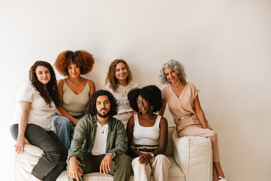 Six personnes aux cheveux texturés