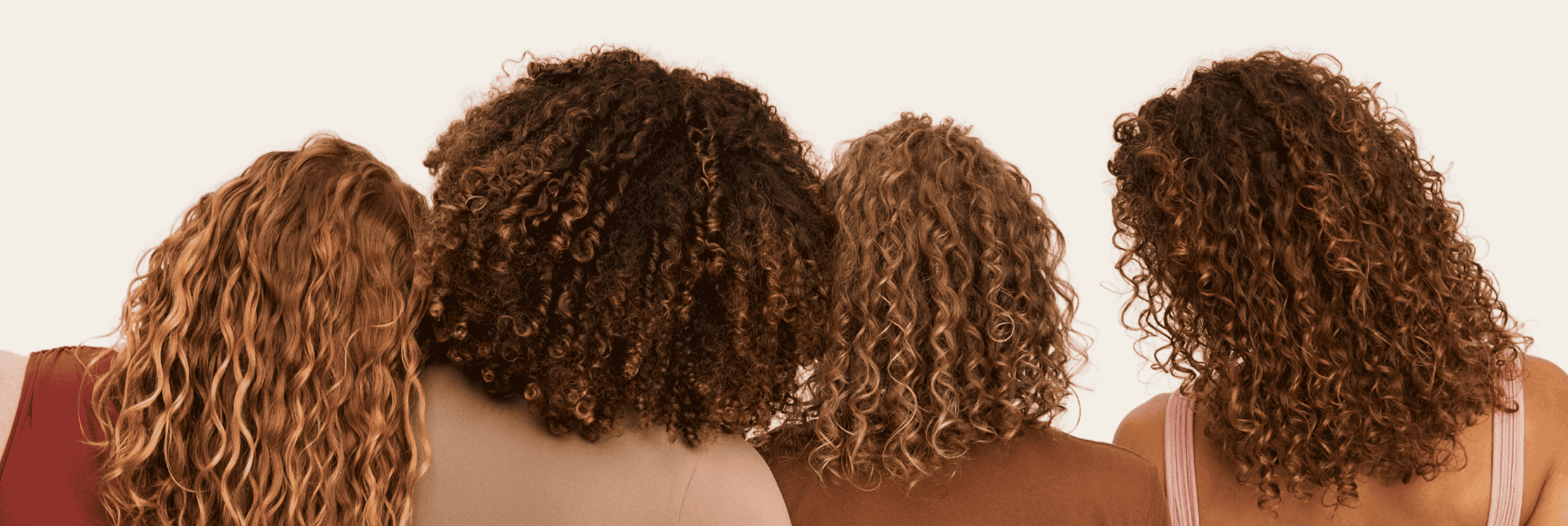 Femmes aux cheveux bouclés 