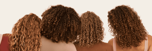 Femmes aux cheveux bouclés 