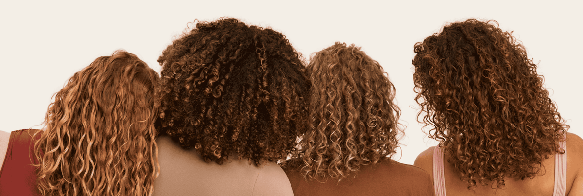 Femmes aux cheveux bouclés 