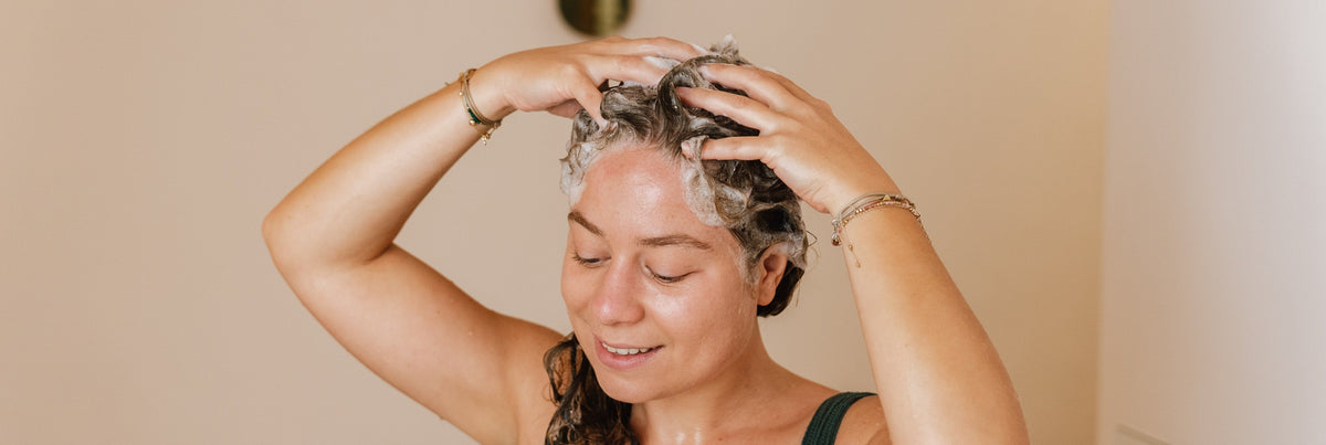 Cheveux bouclés cuir chevelu