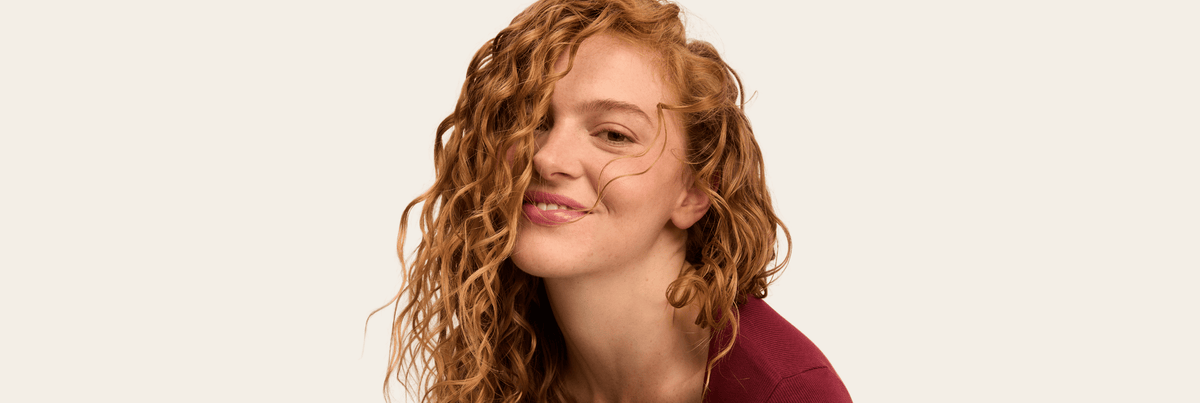 Femme au cheveux bouclés