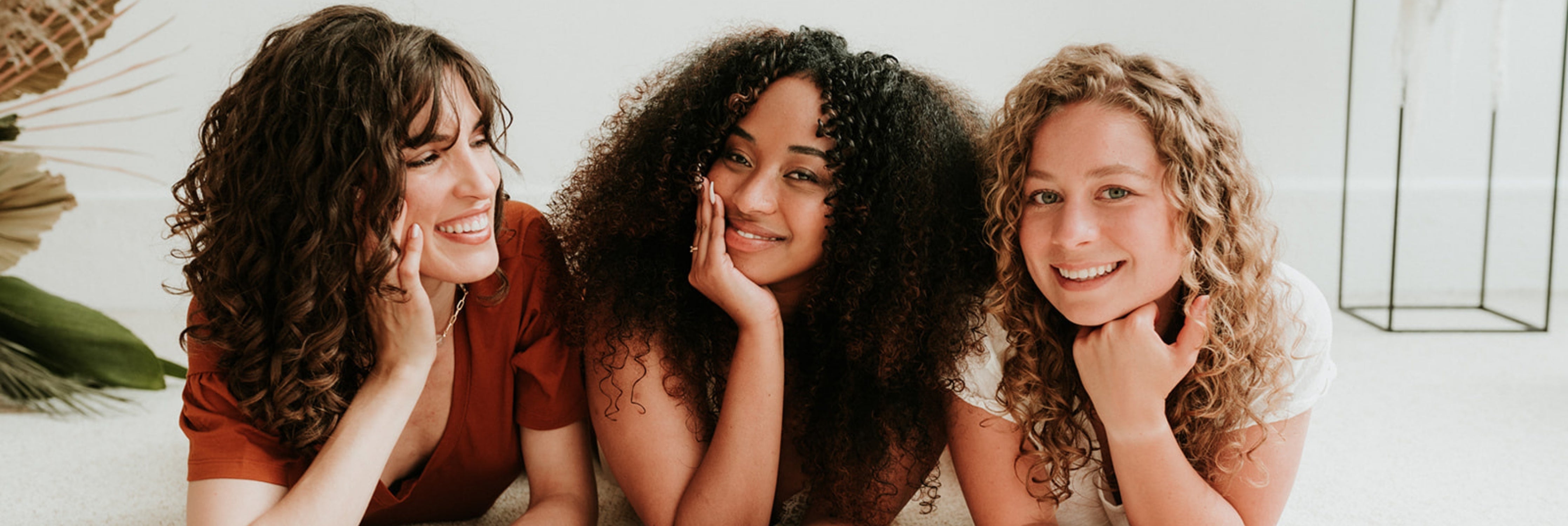 Femmes aux cheveux bouclés