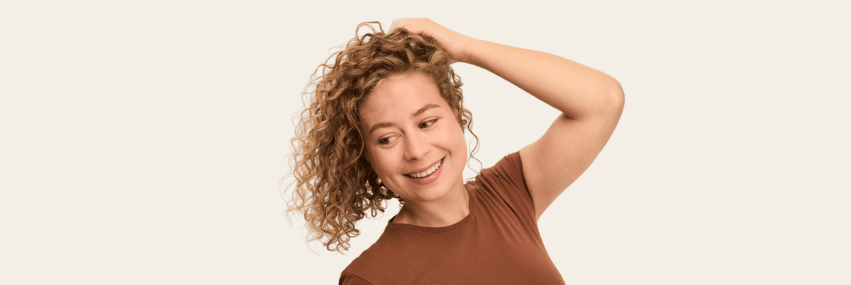 Femme aux cheveux bouclés