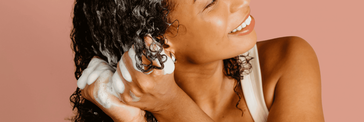 Crème, gelée, spray : quel produit coiffant pour mes boucles ?