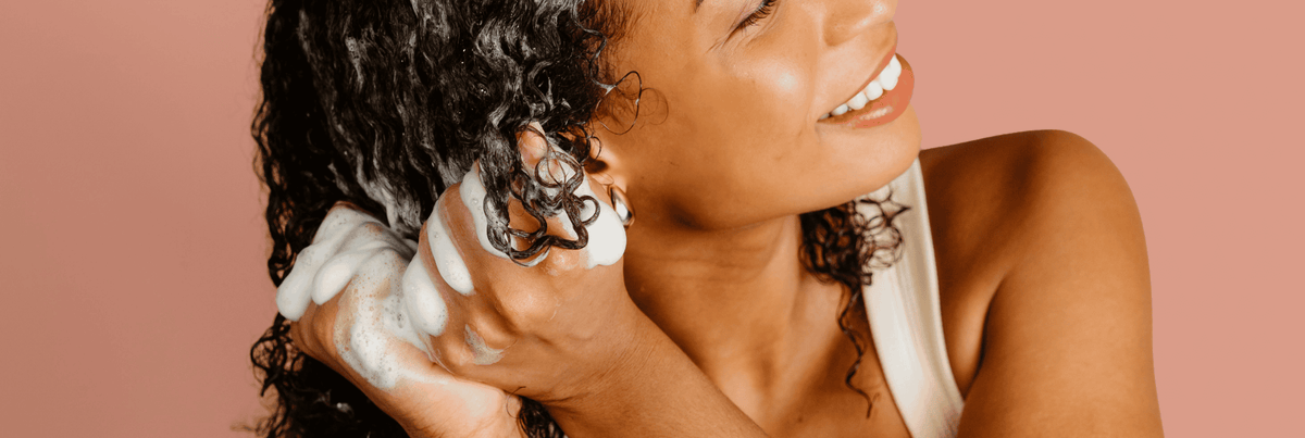 Crème, gelée, spray : quel produit coiffant pour mes boucles ?