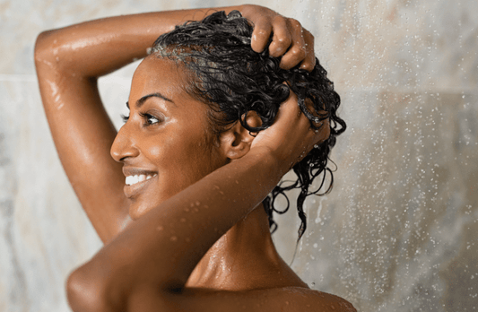 Le co-wash pour rafraichir vos boucles entre deux shampoings – La Belle  Boucle