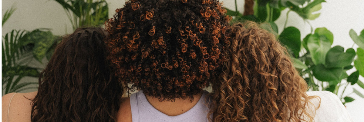 Utilisation du gel d'aloe vera sur cheveux ondulés, bouclés, frisés et crépus