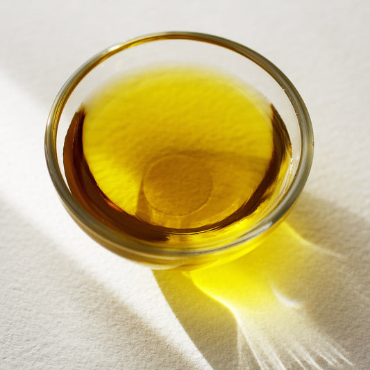 Comment et pourquoi choisir des huiles capillaires pour protéger vos cheveux bouclés ?