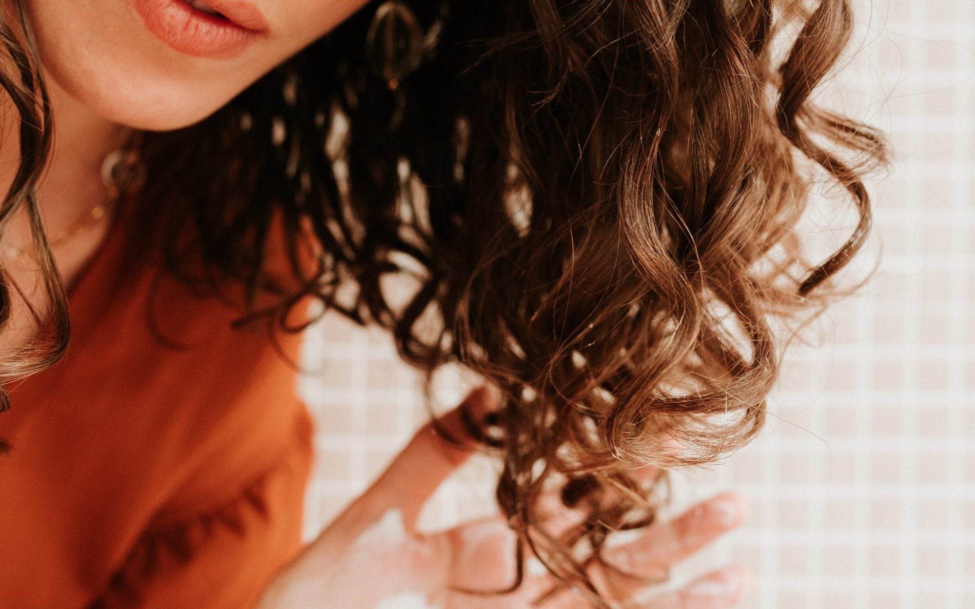 Cheveux bouclés