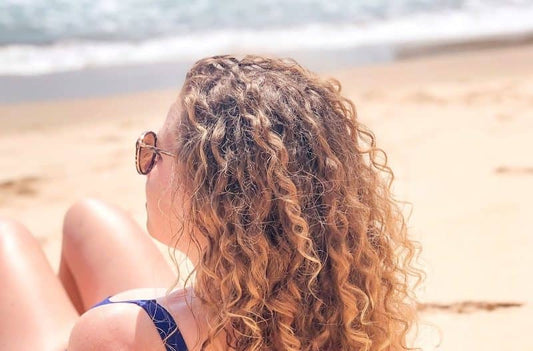 Cheveux bouclés été plage