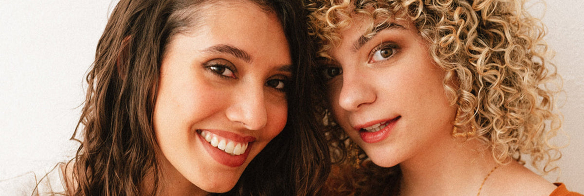 Femmes cheveux bouclés