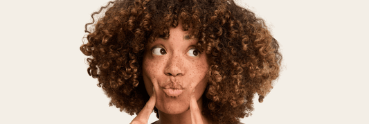 Une femme aux cheveux frisés