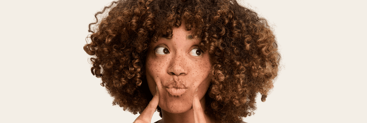 La routine naturelle pour laver, soigner et coiffer les cheveux frisés