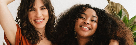 Femmes aux cheveux bouclés et frisés