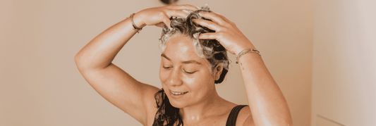 Quel shampoing naturel pour cheveux bouclés ?