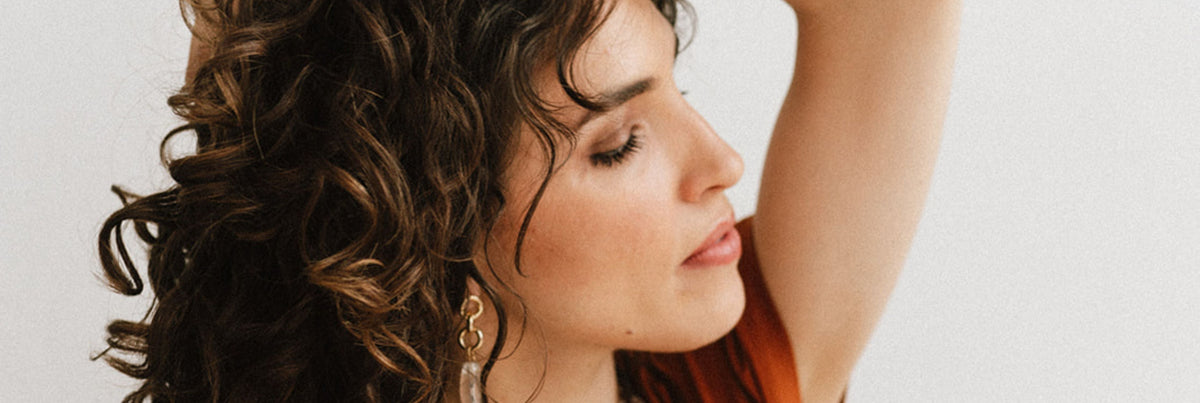 Femme cheveux bouclés