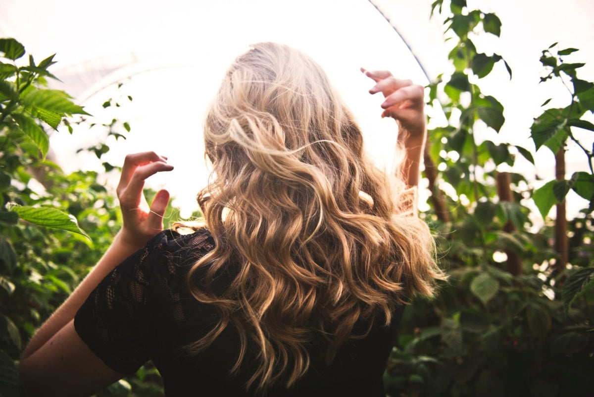 Routine cheveux bouclés : les produits indispensables